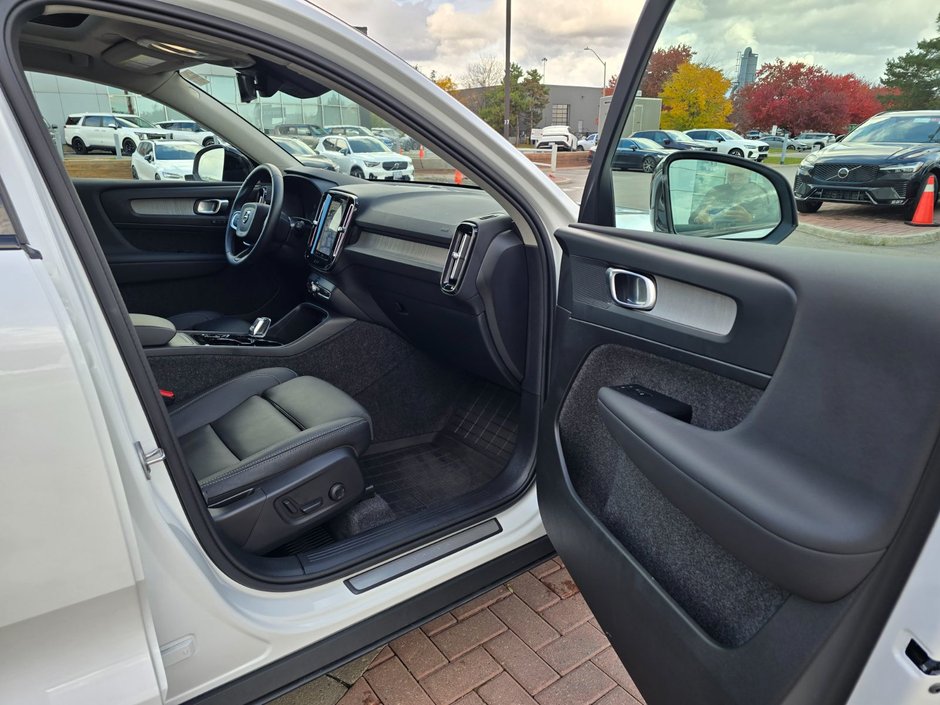 2025 Volvo XC40 PLUS DARK THEME-22