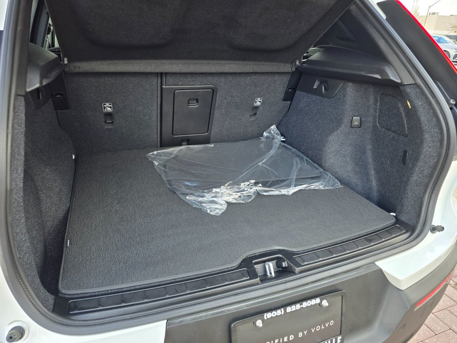 2025 Volvo XC40 PLUS DARK THEME-17