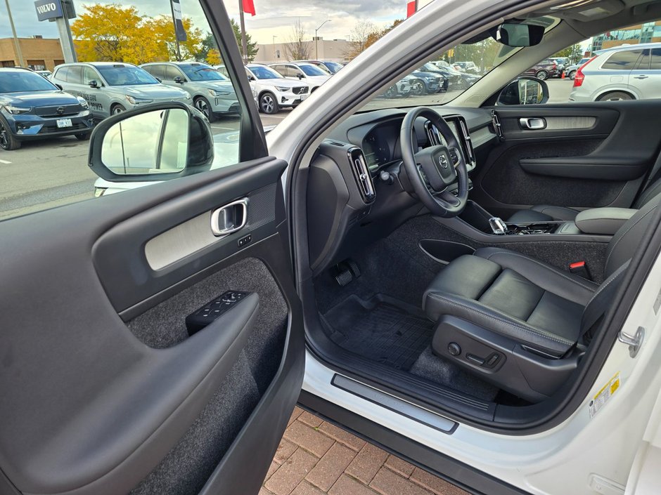 2025 Volvo XC40 PLUS DARK THEME-12