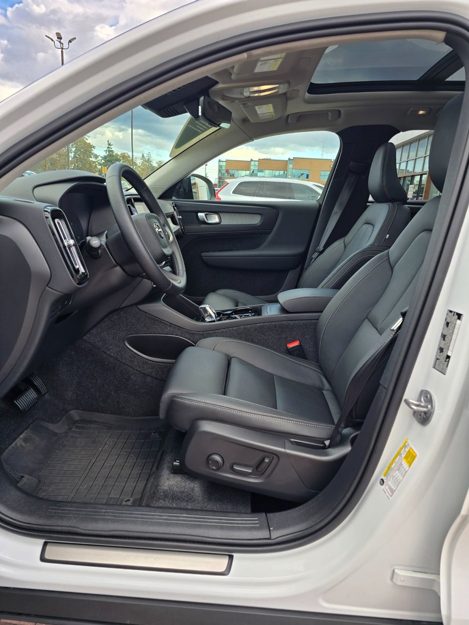 2025 Volvo XC40 PLUS DARK THEME-24