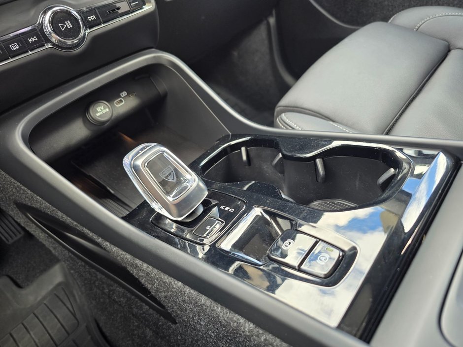 2025 Volvo XC40 PLUS DARK THEME-29