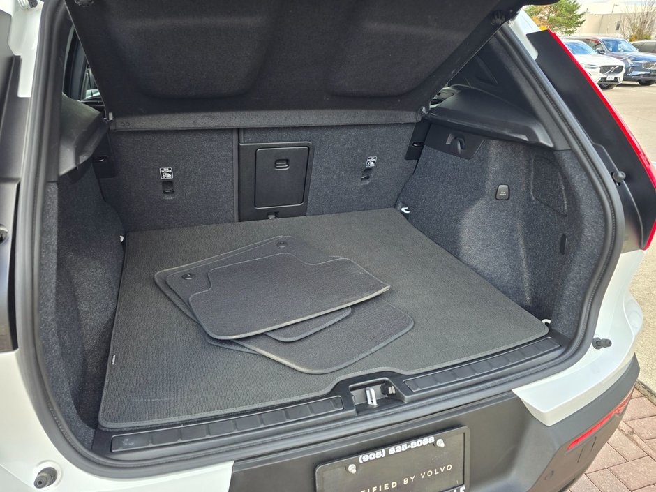 2025 Volvo XC40 PLUS DARK THEME-16