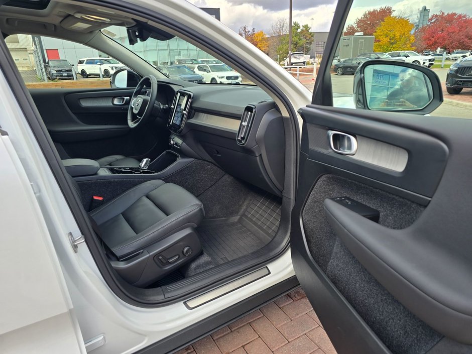 2025 Volvo XC40 PLUS DARK THEME-22