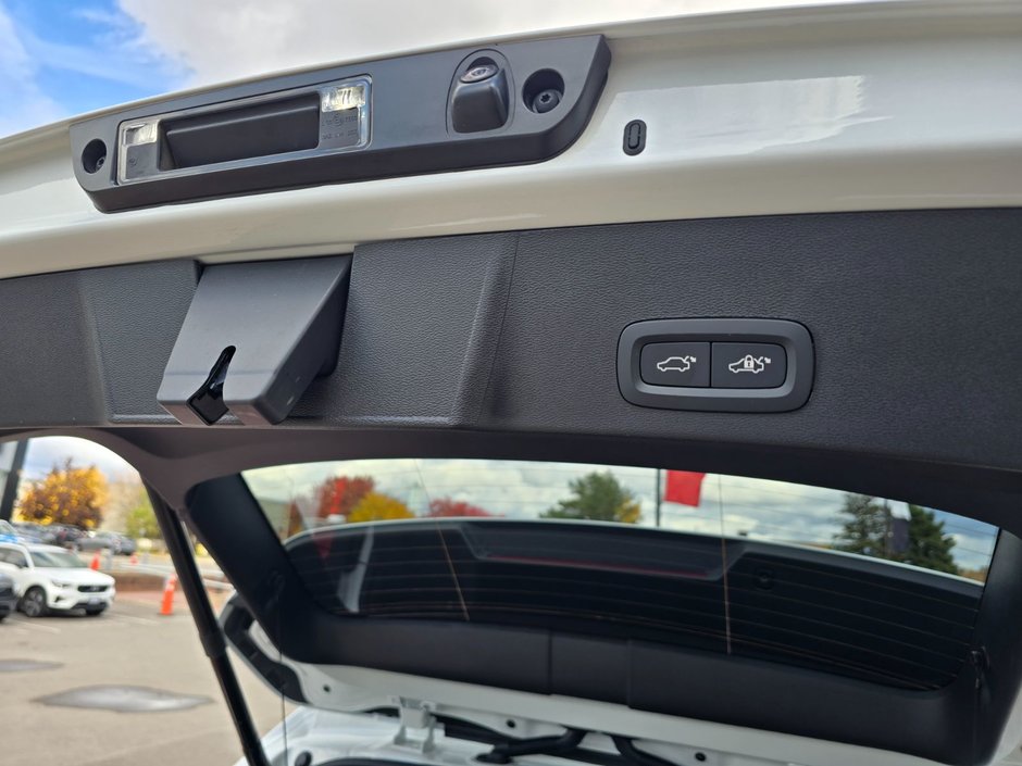 2025 Volvo XC40 PLUS DARK THEME-17