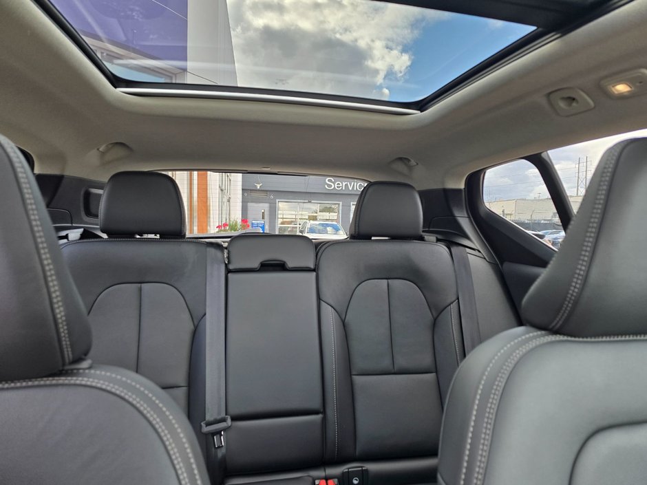 2025 Volvo XC40 PLUS DARK THEME-8