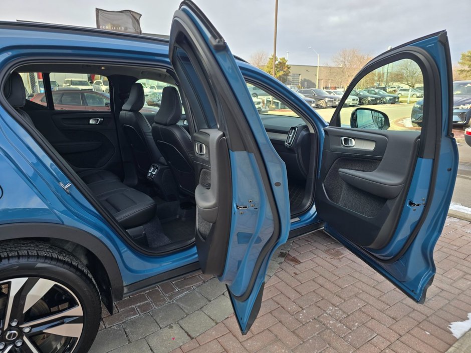 2025 Volvo XC40 PLUS DARK THEME-10