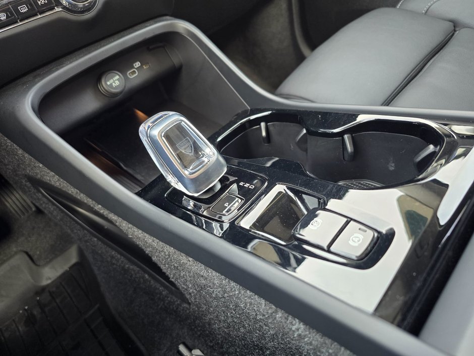 2025 Volvo XC40 PLUS DARK THEME-29