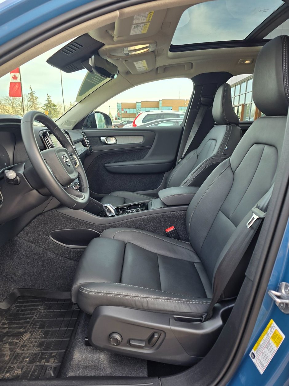 2025 Volvo XC40 PLUS DARK THEME-24