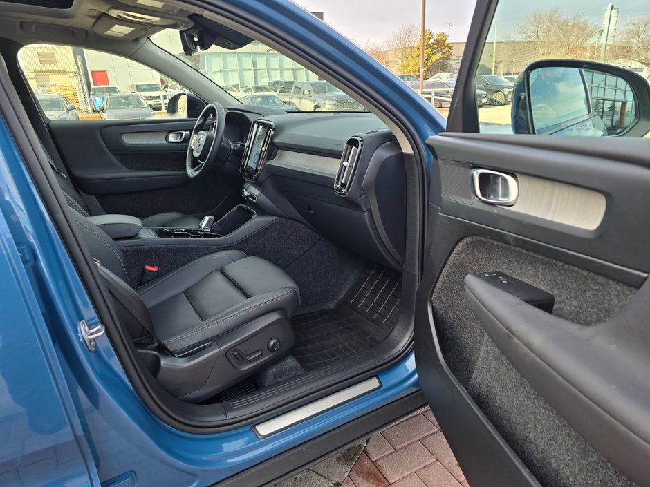 2025 Volvo XC40 PLUS DARK THEME-22