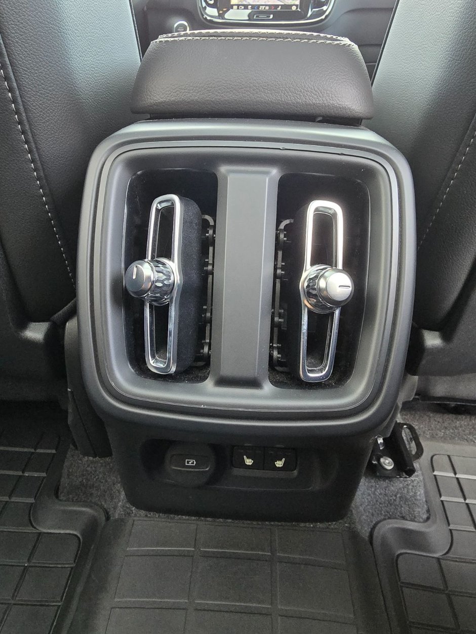 2025 Volvo XC40 PLUS DARK THEME-20