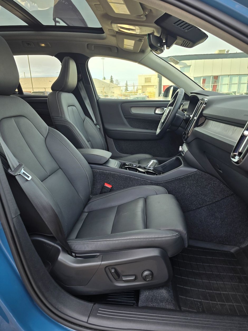 2025 Volvo XC40 PLUS DARK THEME-23