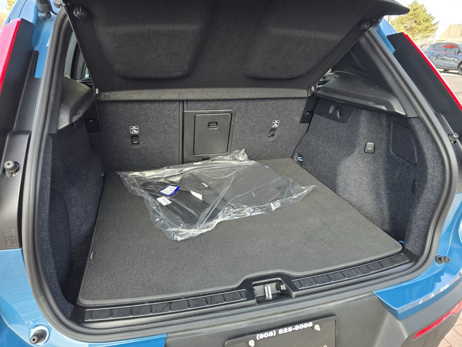 2025 Volvo XC40 PLUS DARK THEME-16