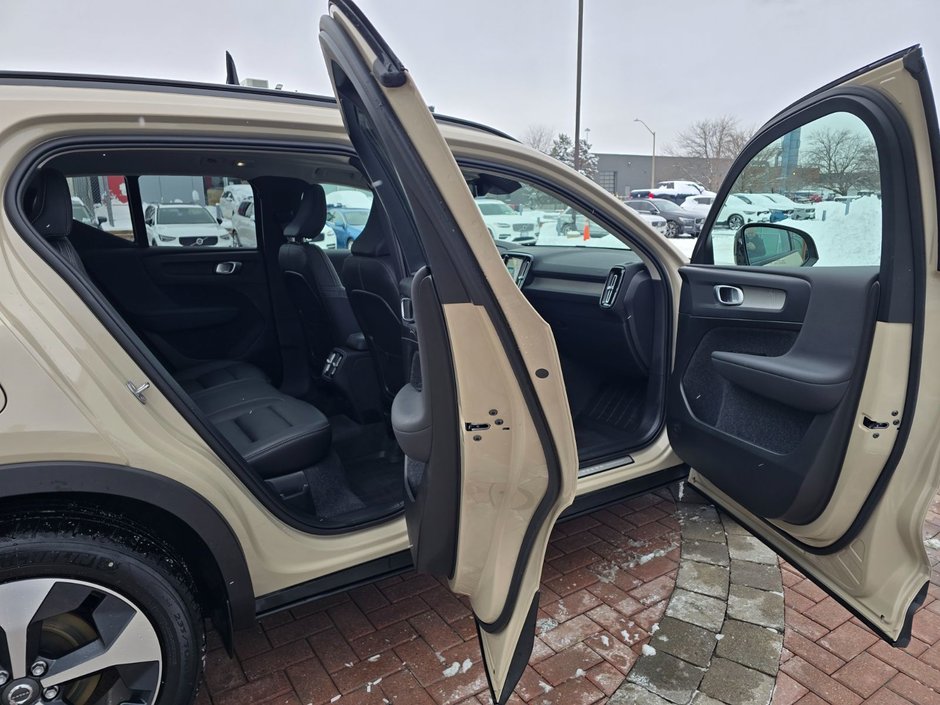 2025 Volvo XC40 PLUS DARK THEME-10