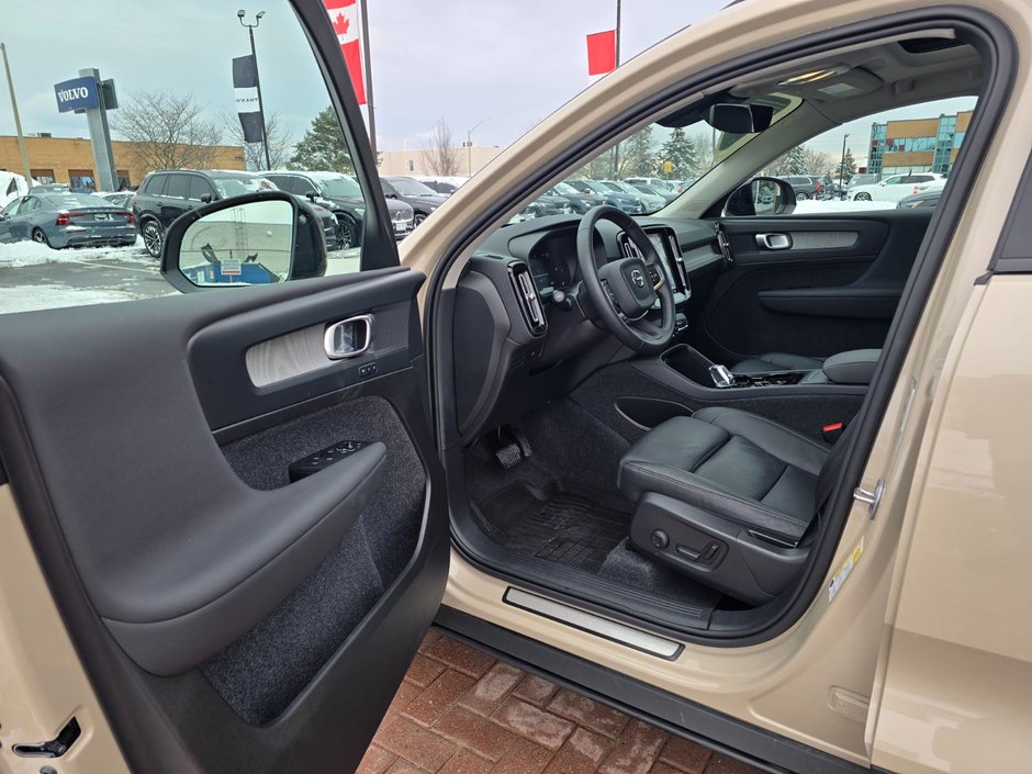 2025 Volvo XC40 PLUS DARK THEME-12