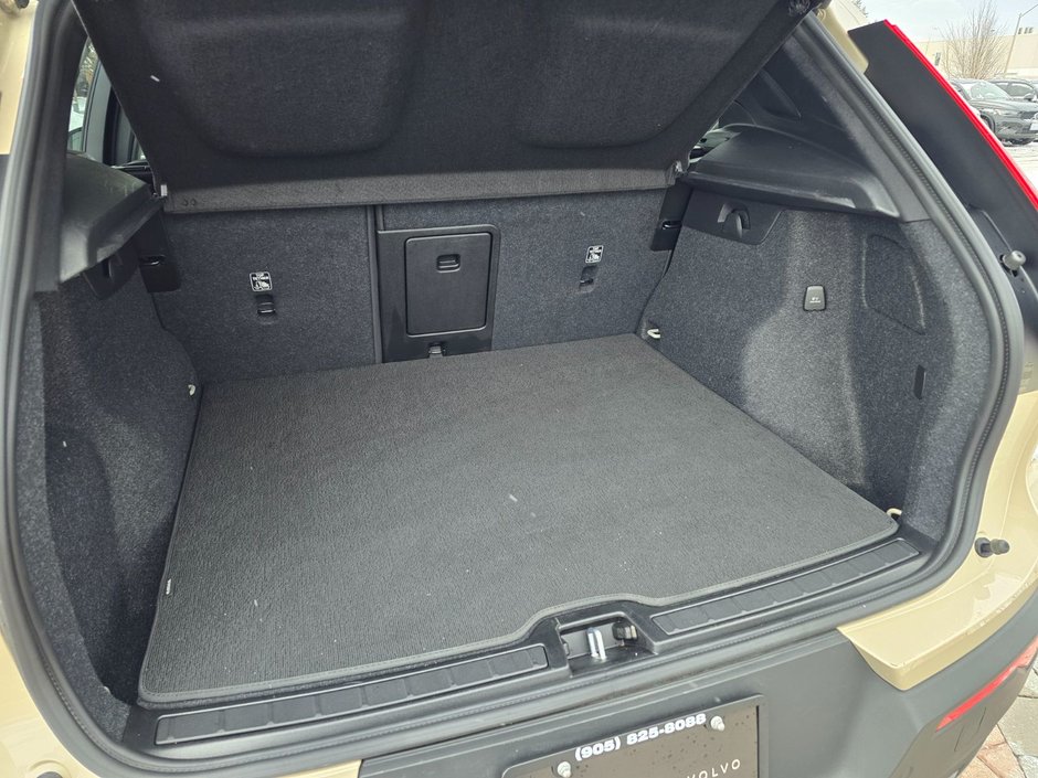 2025 Volvo XC40 PLUS DARK THEME-16