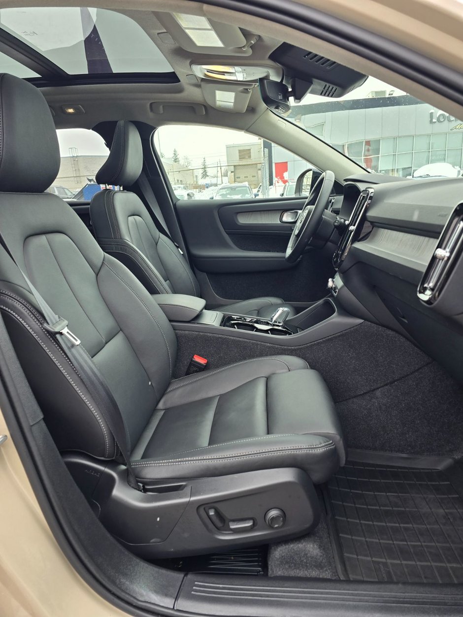 2025 Volvo XC40 PLUS DARK THEME-23