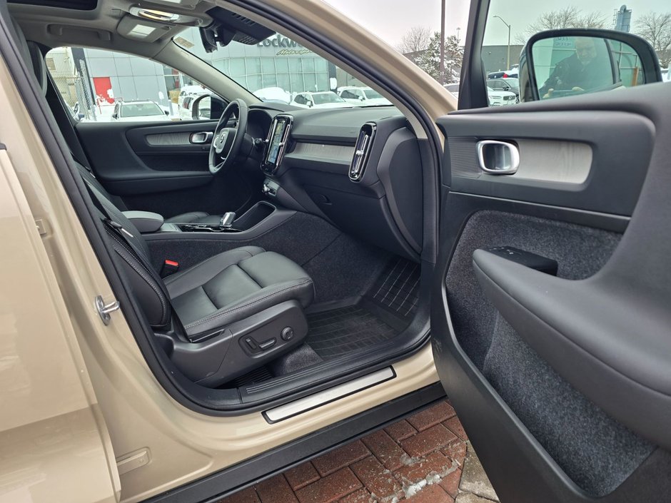 2025 Volvo XC40 PLUS DARK THEME-22