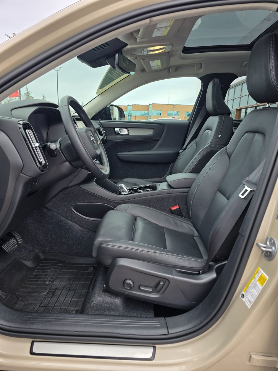 2025 Volvo XC40 PLUS DARK THEME-24