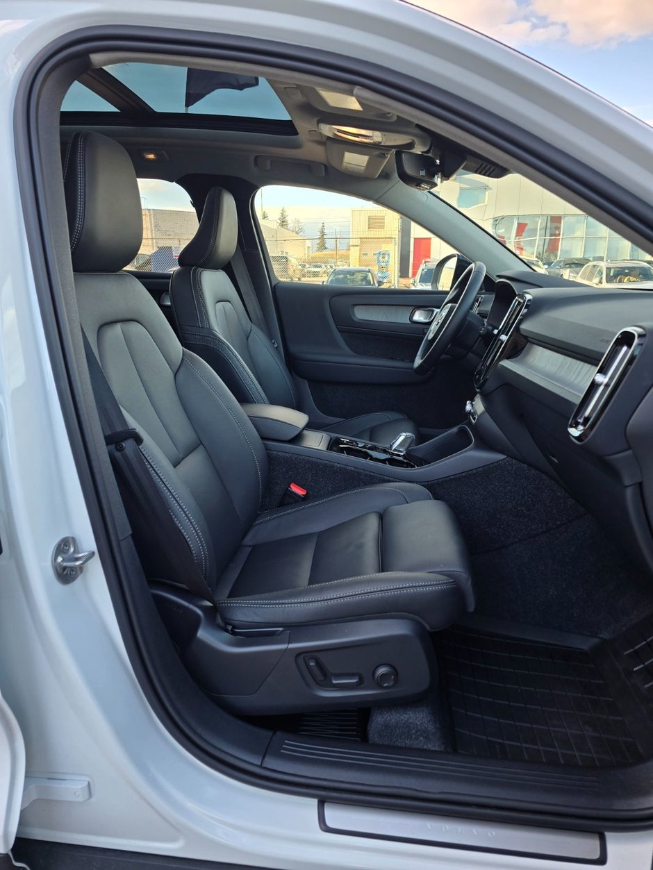 2025 Volvo XC40 PLUS DARK THEME-23