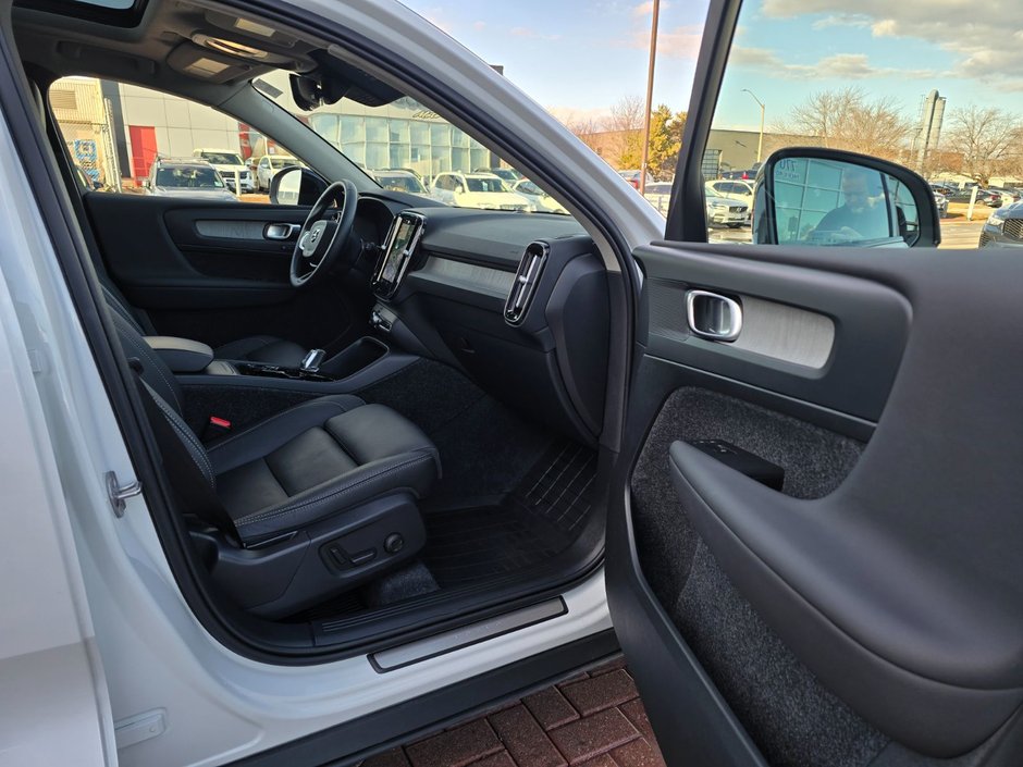 2025 Volvo XC40 PLUS DARK THEME-22