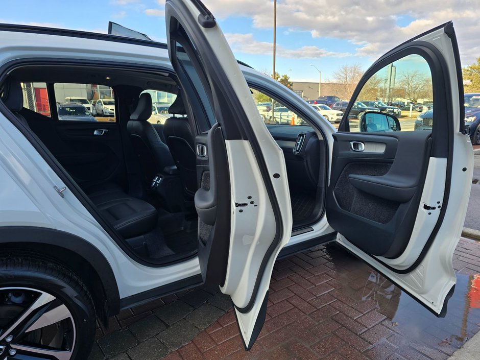 2025 Volvo XC40 PLUS DARK THEME-10