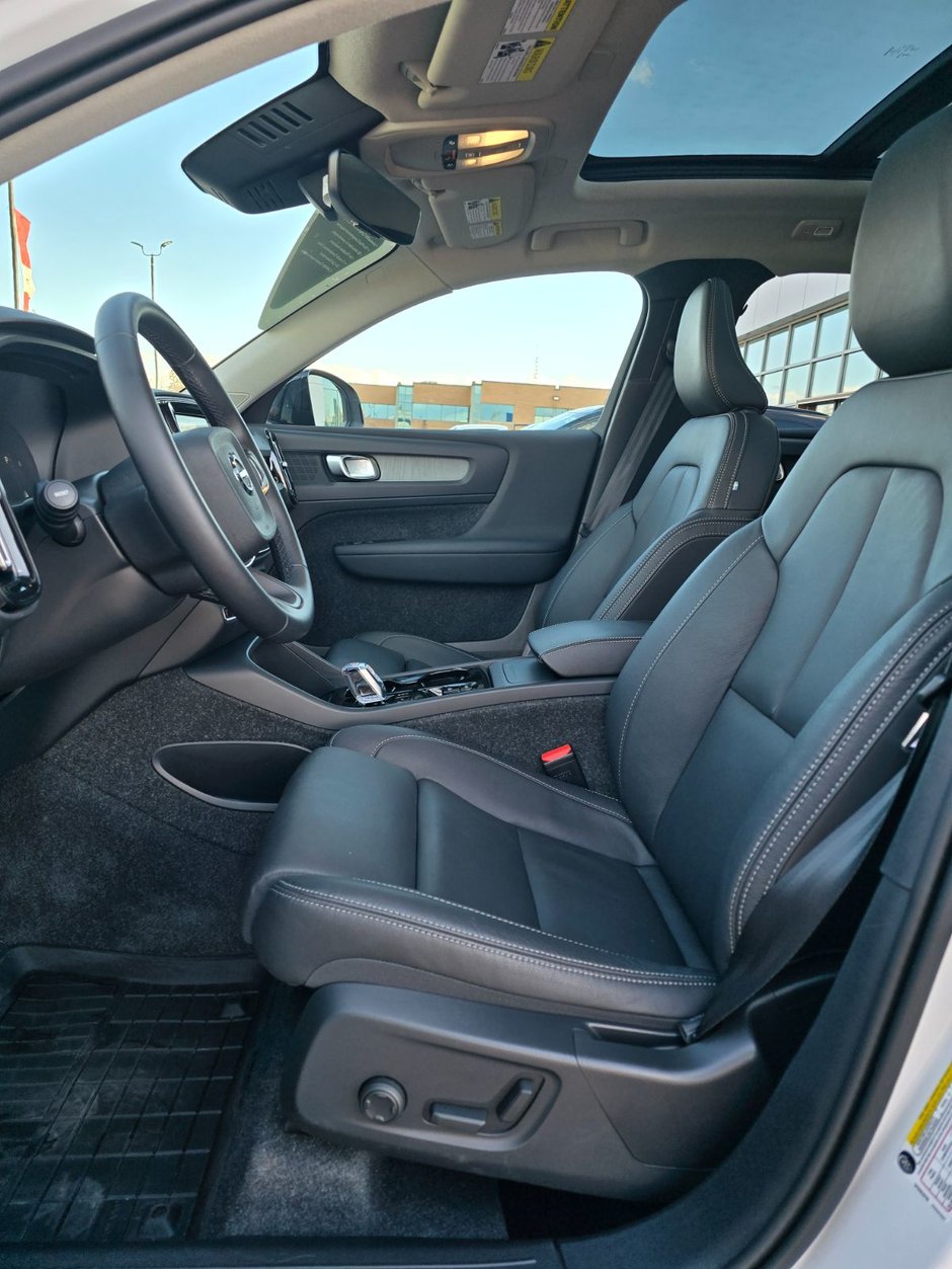 2025 Volvo XC40 PLUS DARK THEME-24