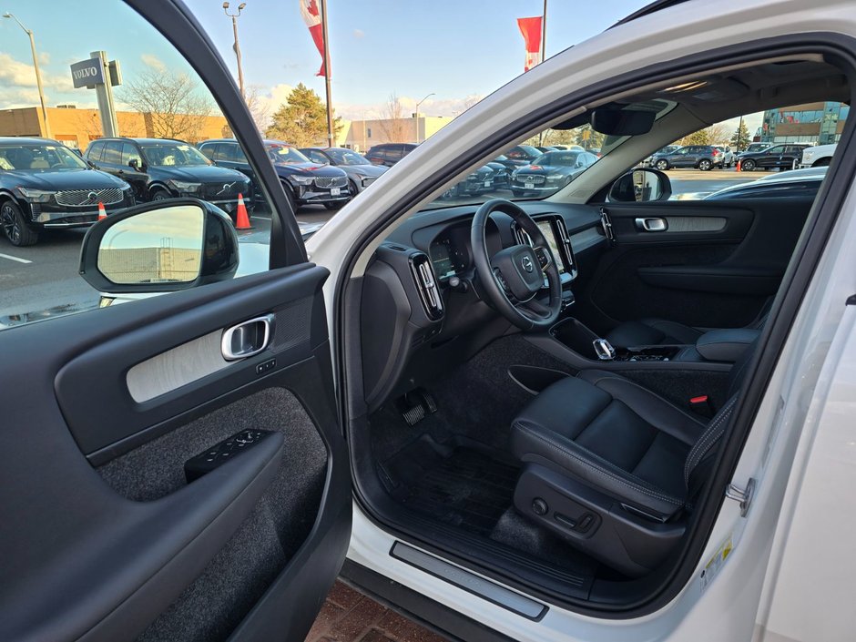 2025 Volvo XC40 PLUS DARK THEME-12