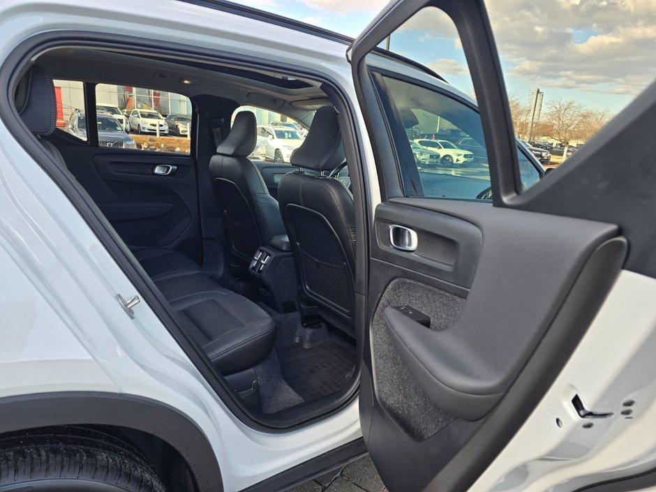 2025 Volvo XC40 PLUS DARK THEME-18