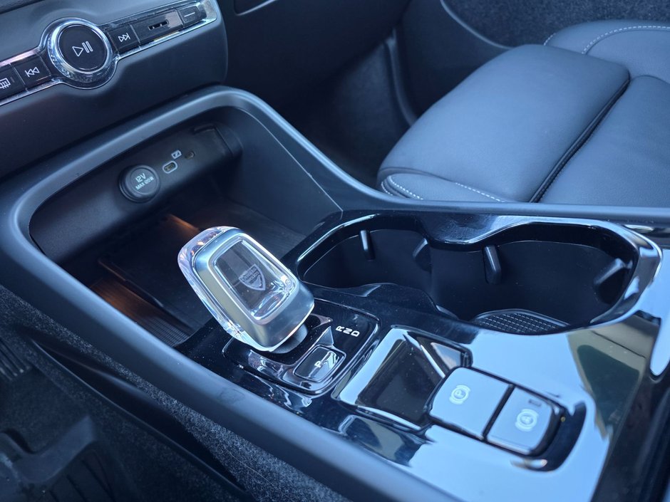 2025 Volvo XC40 PLUS DARK THEME-29