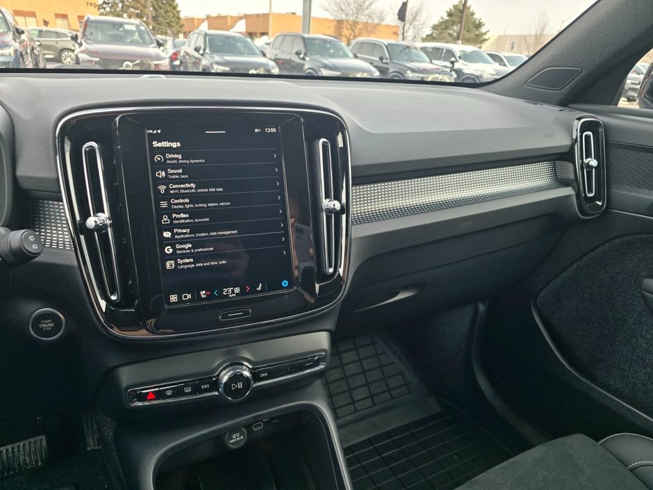 2025 Volvo XC40 PLUS DARK THEME-27