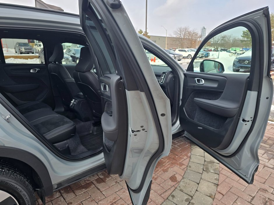 2025 Volvo XC40 PLUS DARK THEME-10