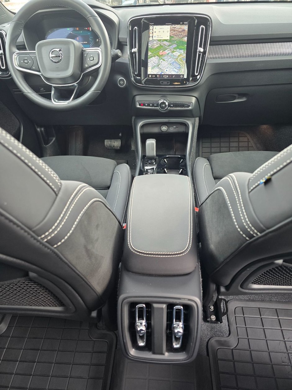 2025 Volvo XC40 PLUS DARK THEME-4