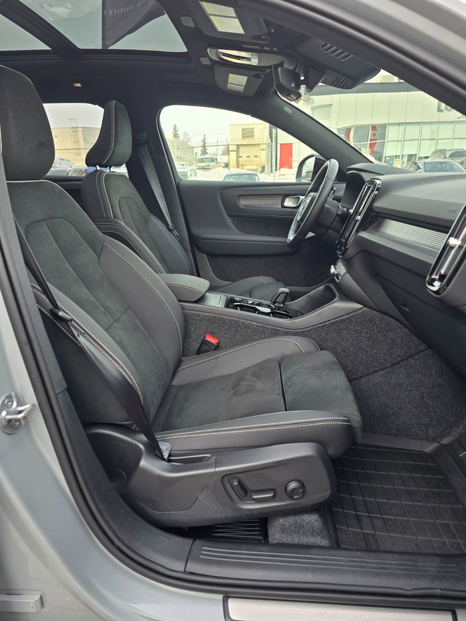 2025 Volvo XC40 PLUS DARK THEME-22