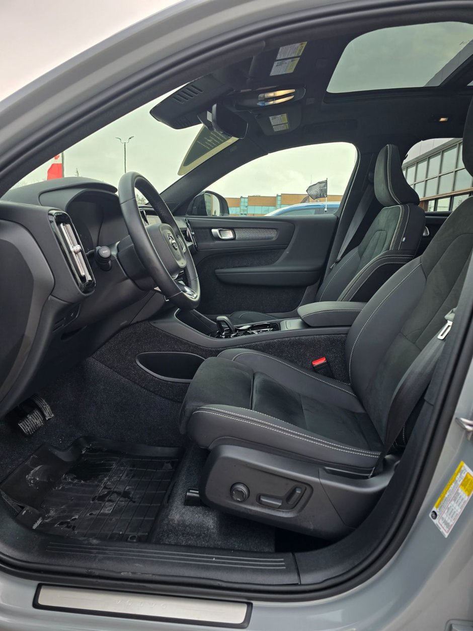 2025 Volvo XC40 PLUS DARK THEME-23