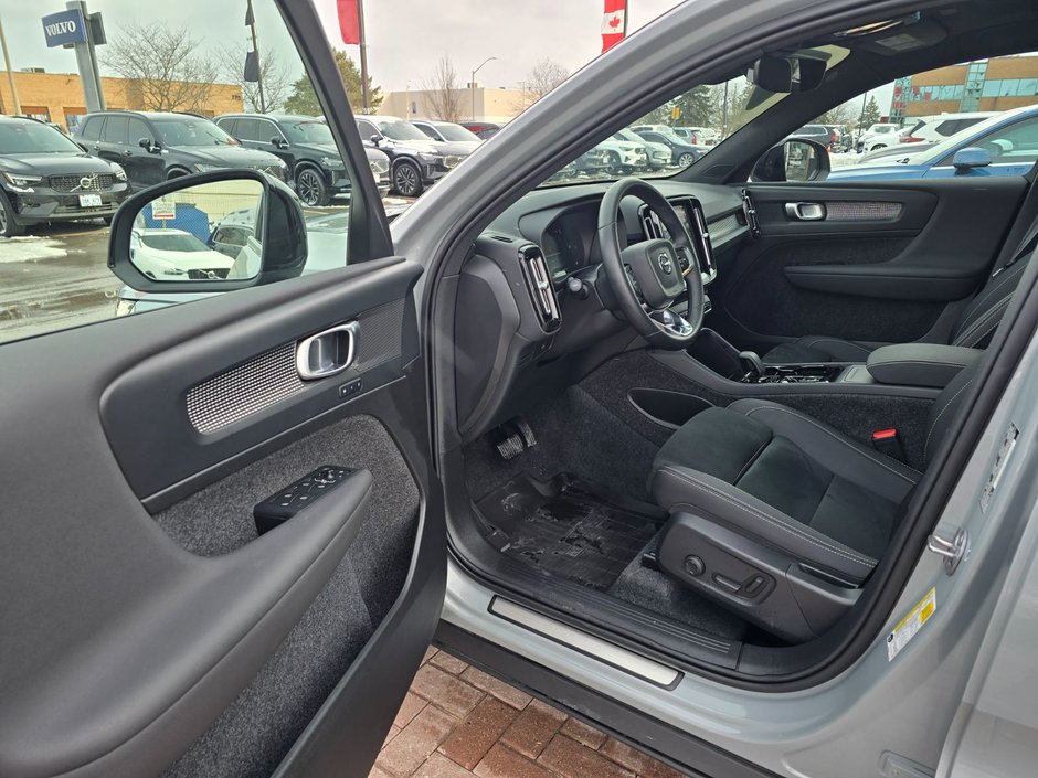 2025 Volvo XC40 PLUS DARK THEME-12