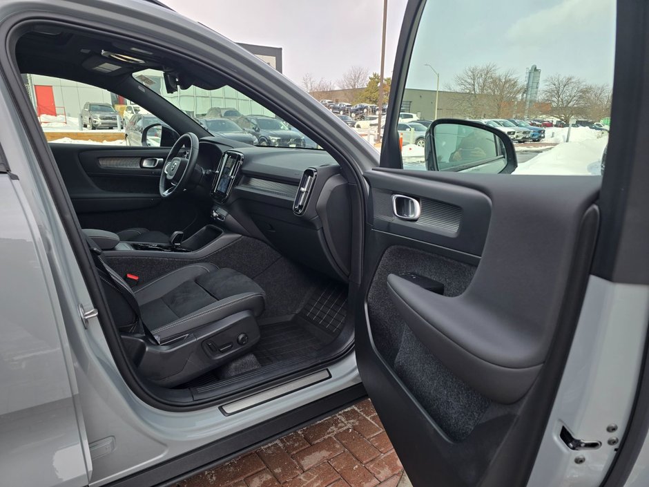 2025 Volvo XC40 PLUS DARK THEME-21