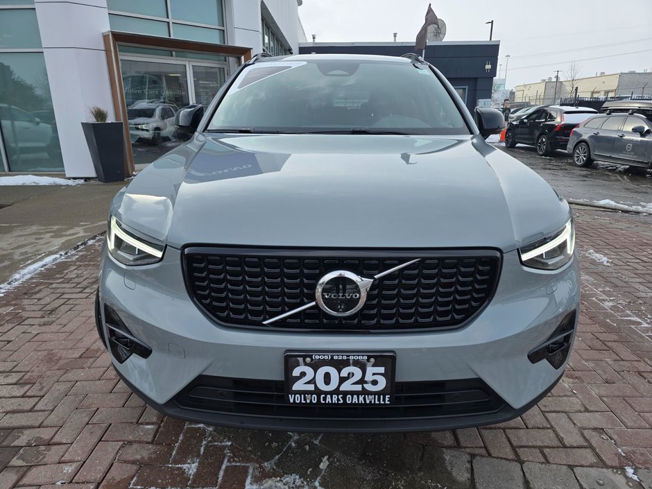 2025 Volvo XC40 PLUS DARK THEME-3