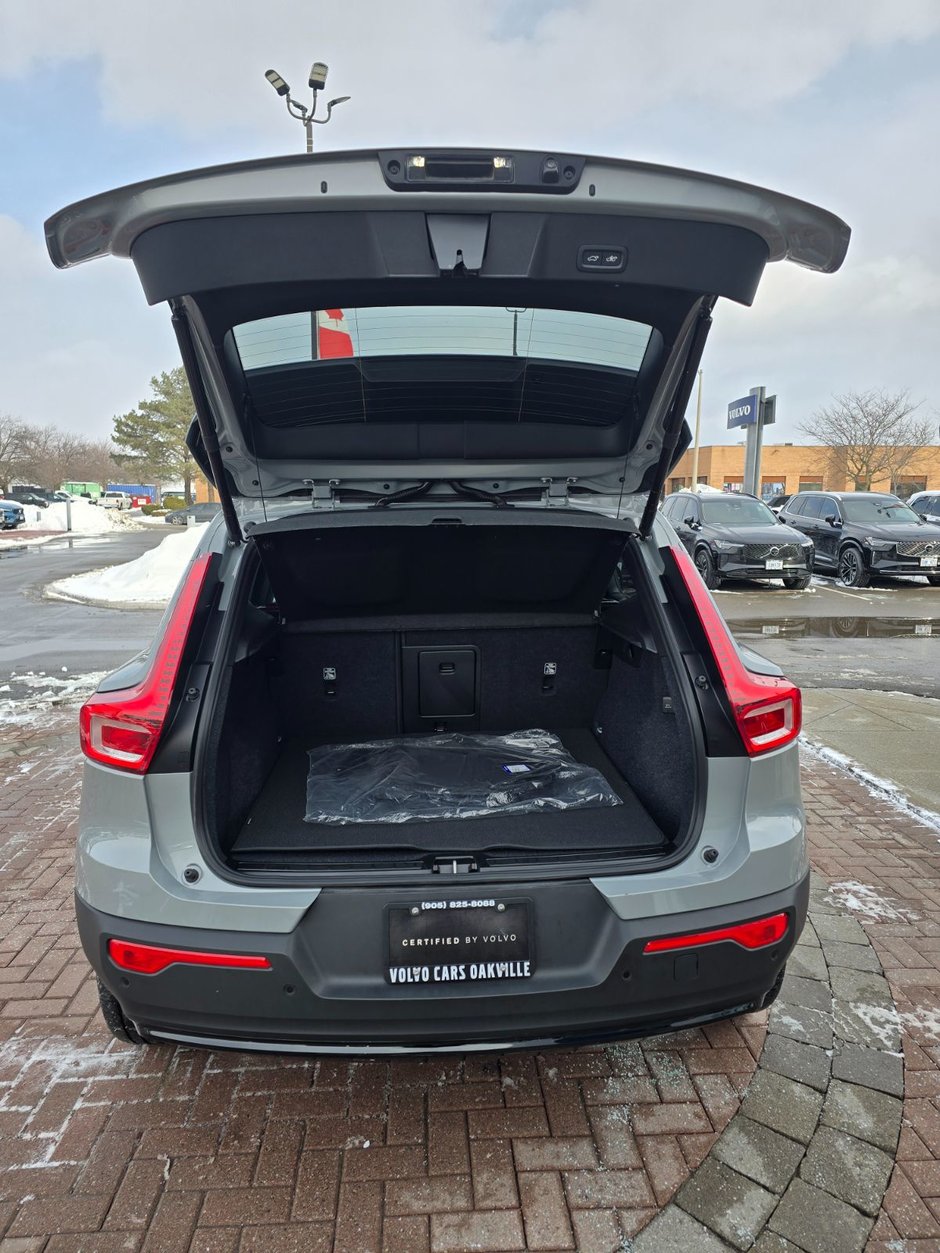 2025 Volvo XC40 PLUS DARK THEME-15