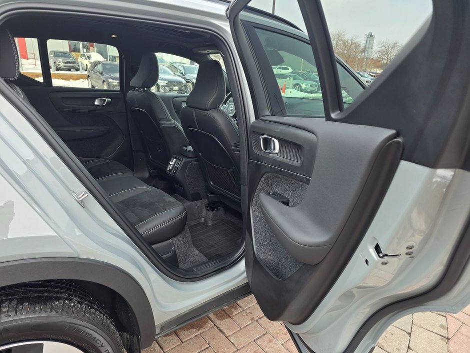 2025 Volvo XC40 PLUS DARK THEME-18