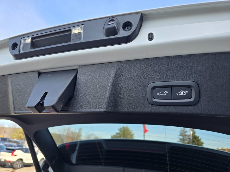 2025 Volvo XC40 PLUS DARK THEME-17