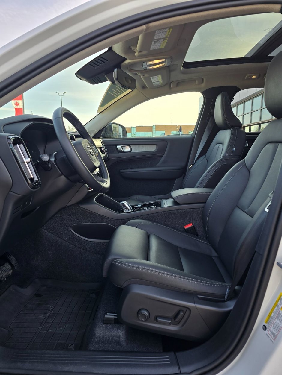 2025 Volvo XC40 PLUS DARK THEME-24