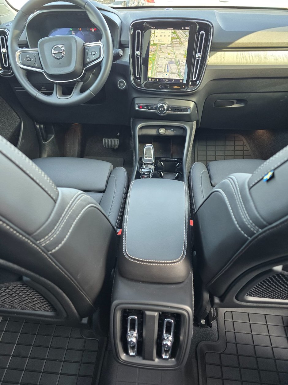 2025 Volvo XC40 PLUS DARK THEME-21
