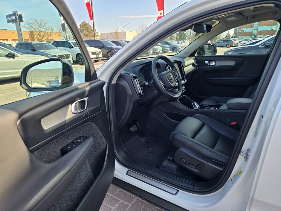 2025 Volvo XC40 PLUS DARK THEME-12