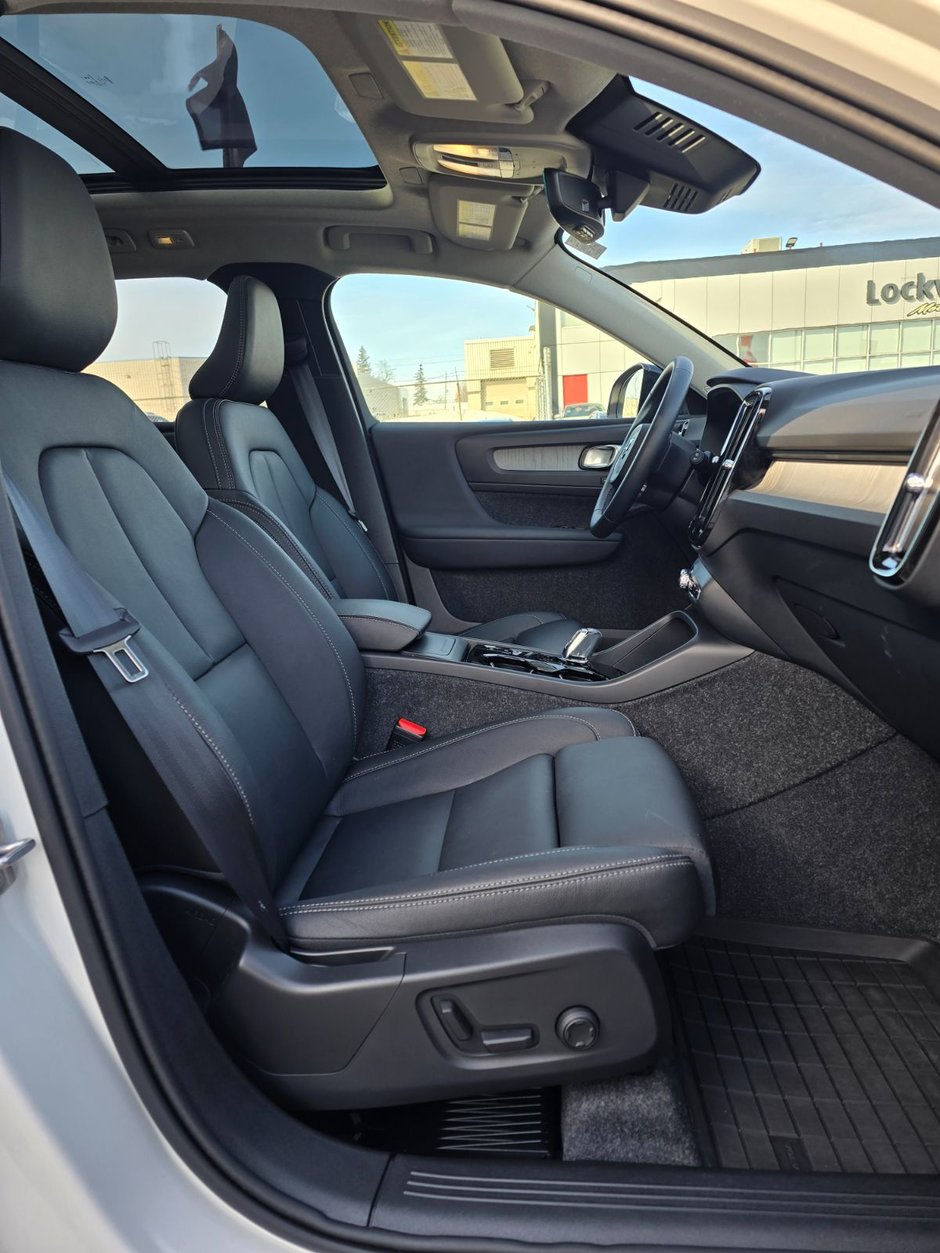 2025 Volvo XC40 PLUS DARK THEME-23