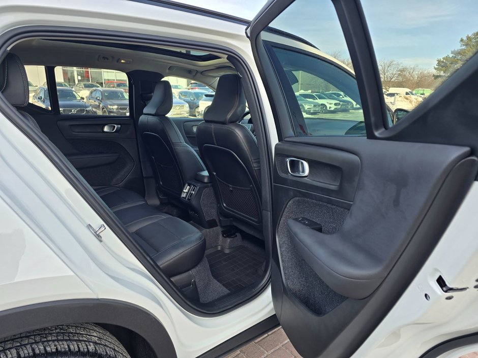 2025 Volvo XC40 PLUS DARK THEME-18