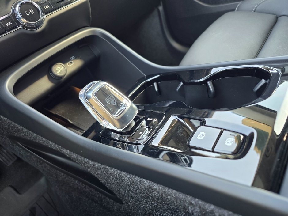 2025 Volvo XC40 PLUS DARK THEME-30