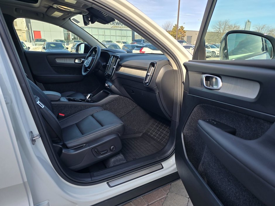 2025 Volvo XC40 PLUS DARK THEME-22