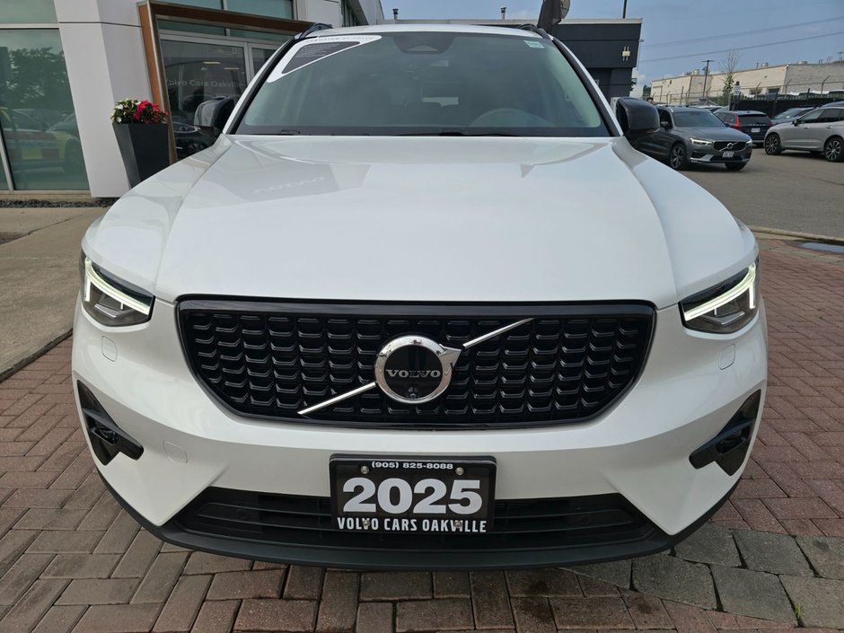 2025 Volvo XC40 PLUS DARK THEME-3