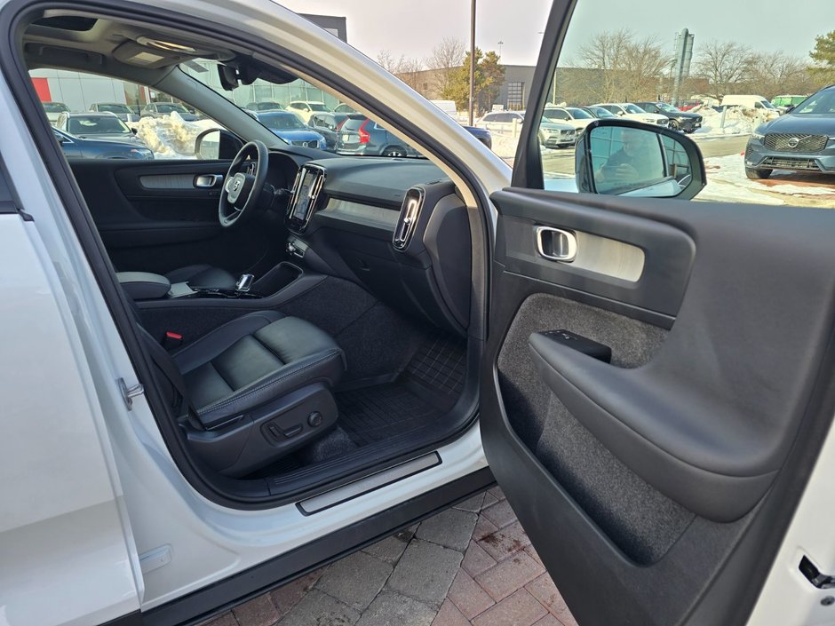 2025 Volvo XC40 PLUS DARK THEME-22