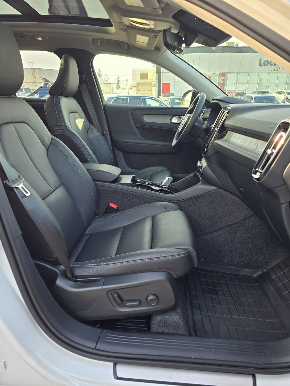 2025 Volvo XC40 PLUS DARK THEME-23